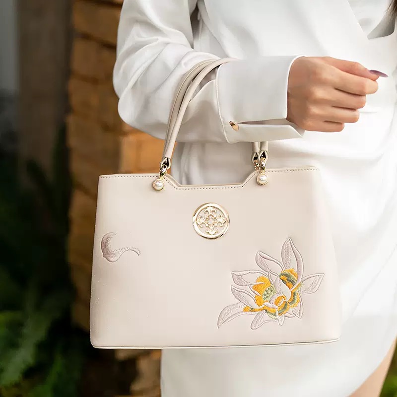 Elegant Lotus Embroidered Tote Bag | 2025 Chinese-Inspired Women’s Handbag | Classic Fashion Gift for Mom